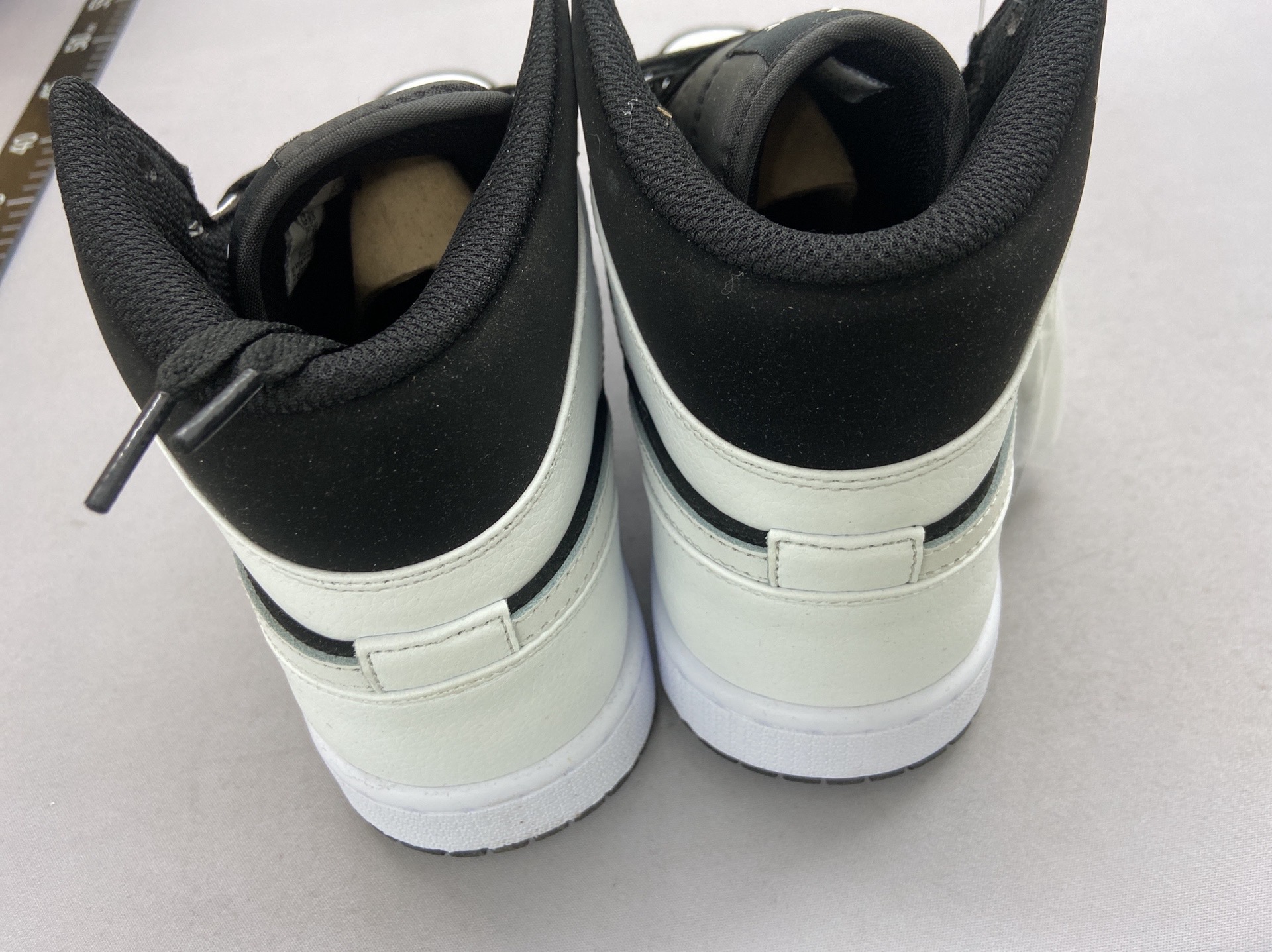 纯原头层 耐克Nike Air Jordan Mid AJ1 男女同款 反转黑白熊猫554724 113 乔丹1代中帮篮球鞋男鞋女鞋情侣鞋生日礼物男女旅游鞋 舒适透气防滑耐磨运动板鞋 复古经典百搭休闲