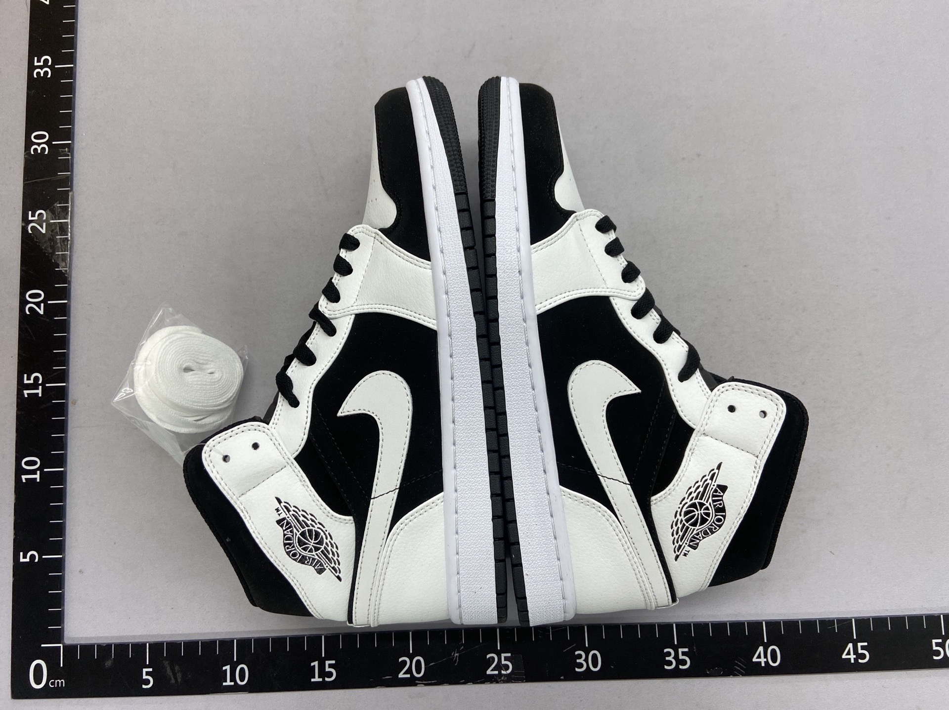 纯原头层 耐克Nike Air Jordan Mid AJ1 男女同款 反转黑白熊猫554724 113 乔丹1代中帮篮球鞋男鞋女鞋情侣鞋生日礼物男女旅游鞋 舒适透气防滑耐磨运动板鞋 复古经典百搭休闲