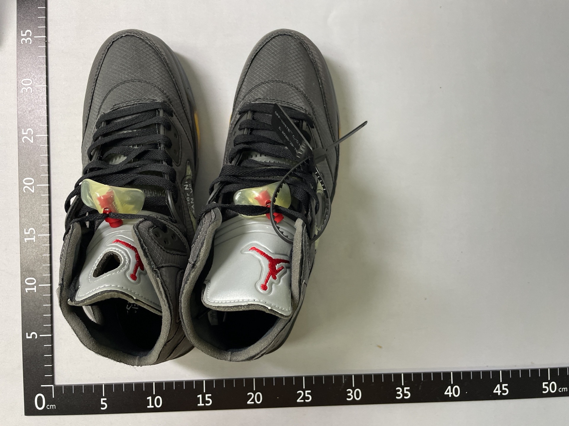 AJ5 OW联名篮球鞋