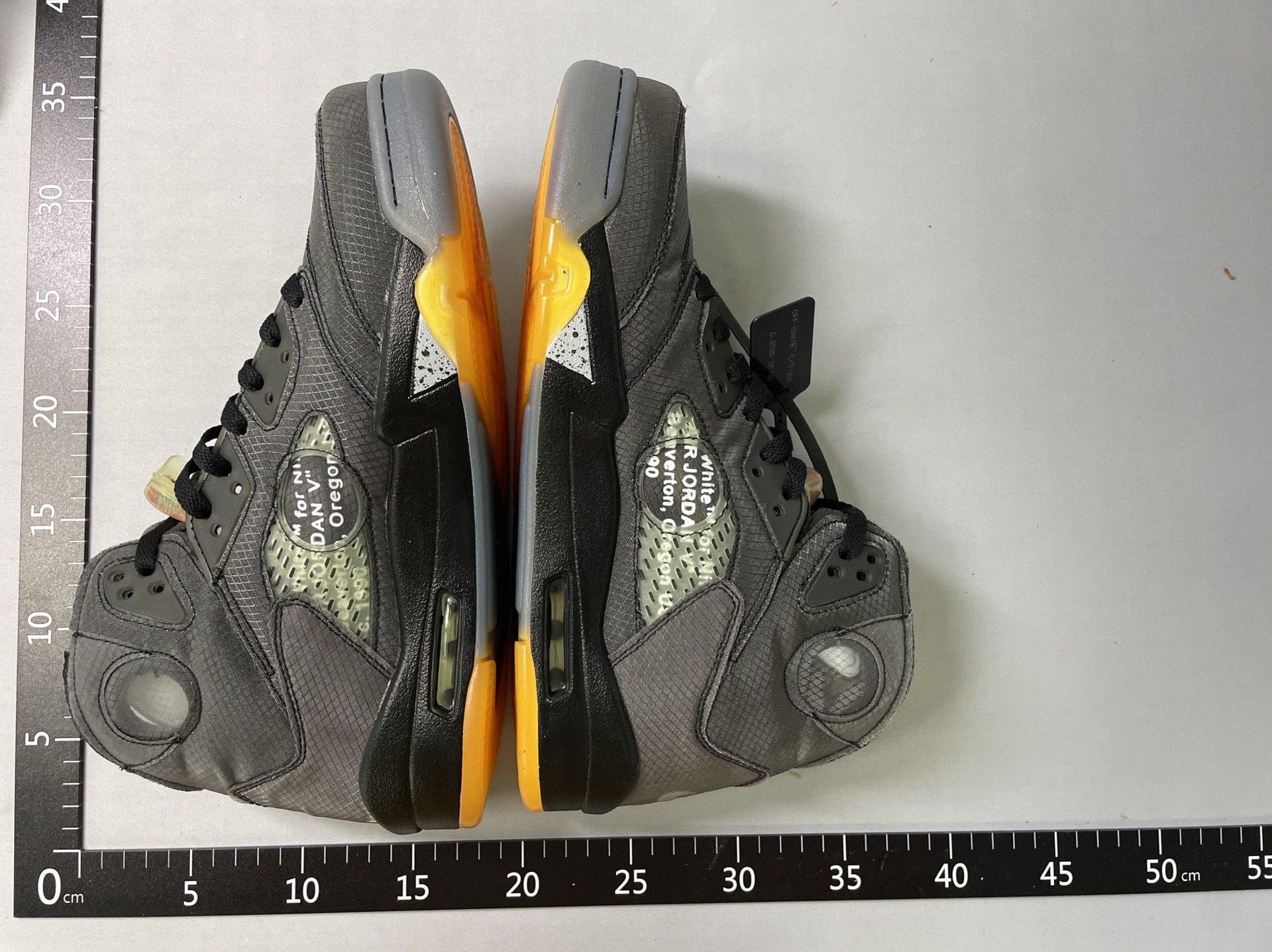 AJ5 OW联名篮球鞋