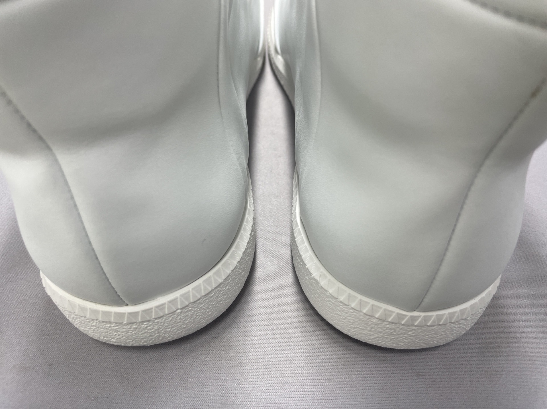 高帮低帮牛皮马丁靴休闲运动鞋 WhatsApp+86 158 8038 2382