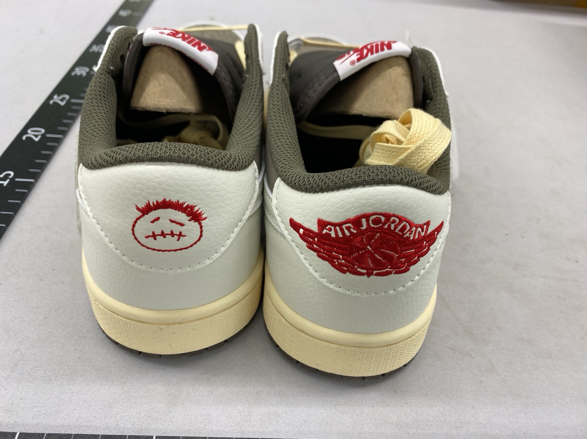 【S版】外贸订单福利特价/头层带刷色/Travis Scott x Jordan Air Jordan 1 二层绒面皮皮革 潮流复古 低帮 篮球鞋 男女同款 白棕色 反转摩卡 倒钩3.0