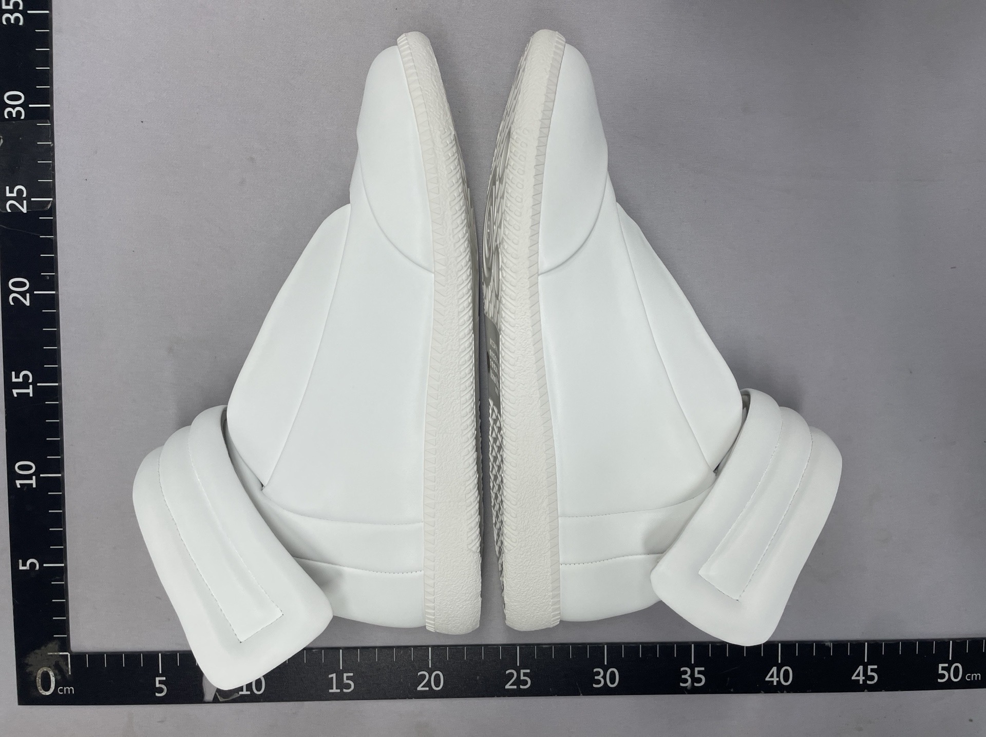 高帮低帮牛皮马丁靴休闲运动鞋 WhatsApp+86 158 8038 2382