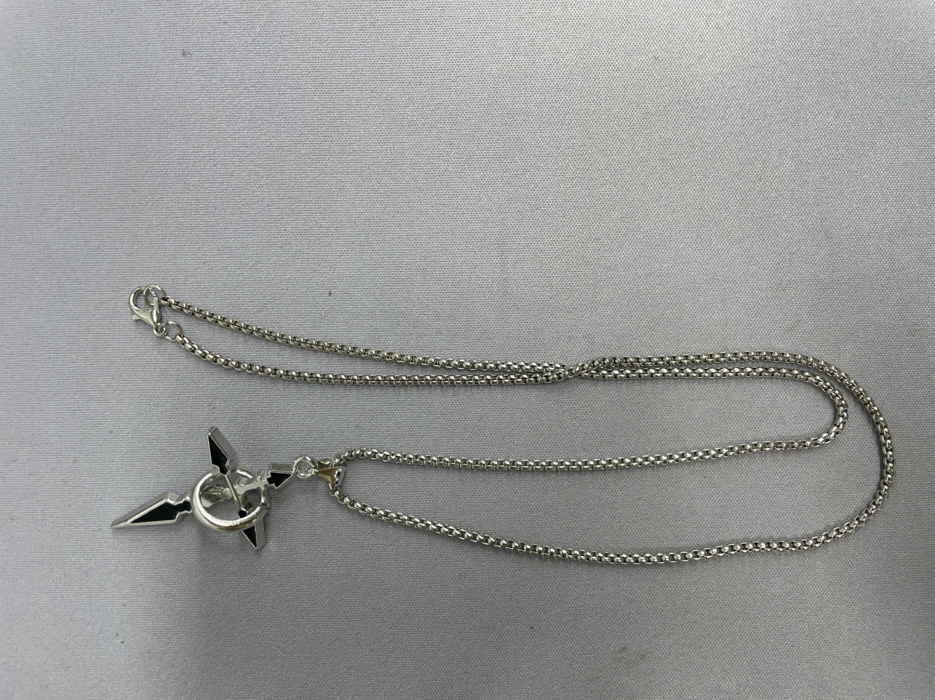 Cross pendant necklace for men – trendy brand, versatile chain accessory, perfect for stylish guys’ hoodies