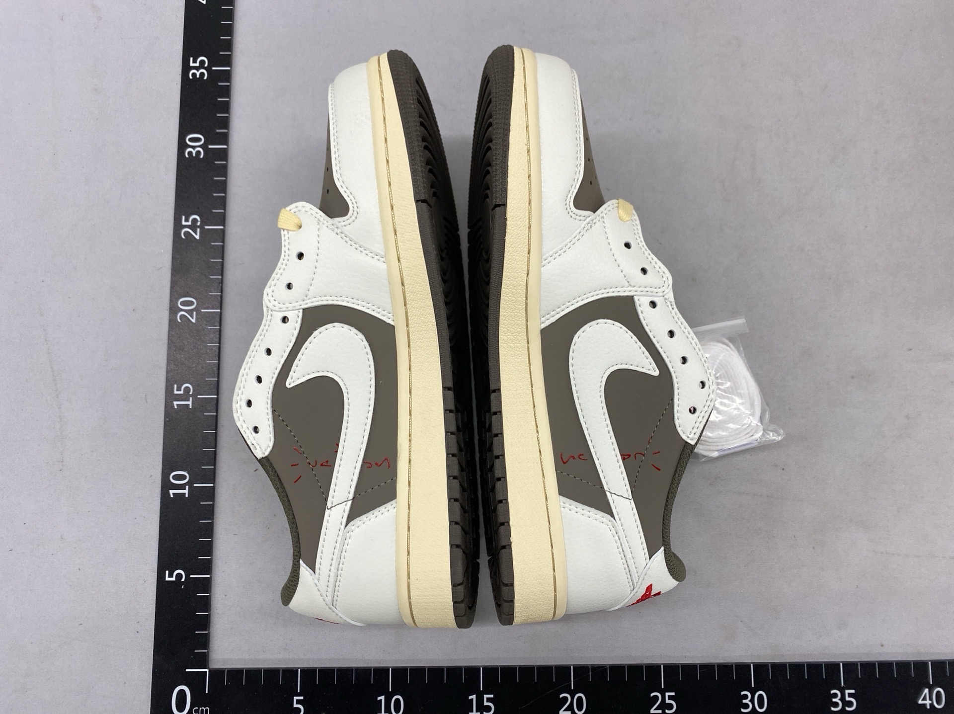 【S版】外贸订单福利特价/头层带刷色/Travis Scott x Jordan Air Jordan 1 二层绒面皮皮革 潮流复古 低帮 篮球鞋 男女同款 白棕色 反转摩卡 倒钩3.0