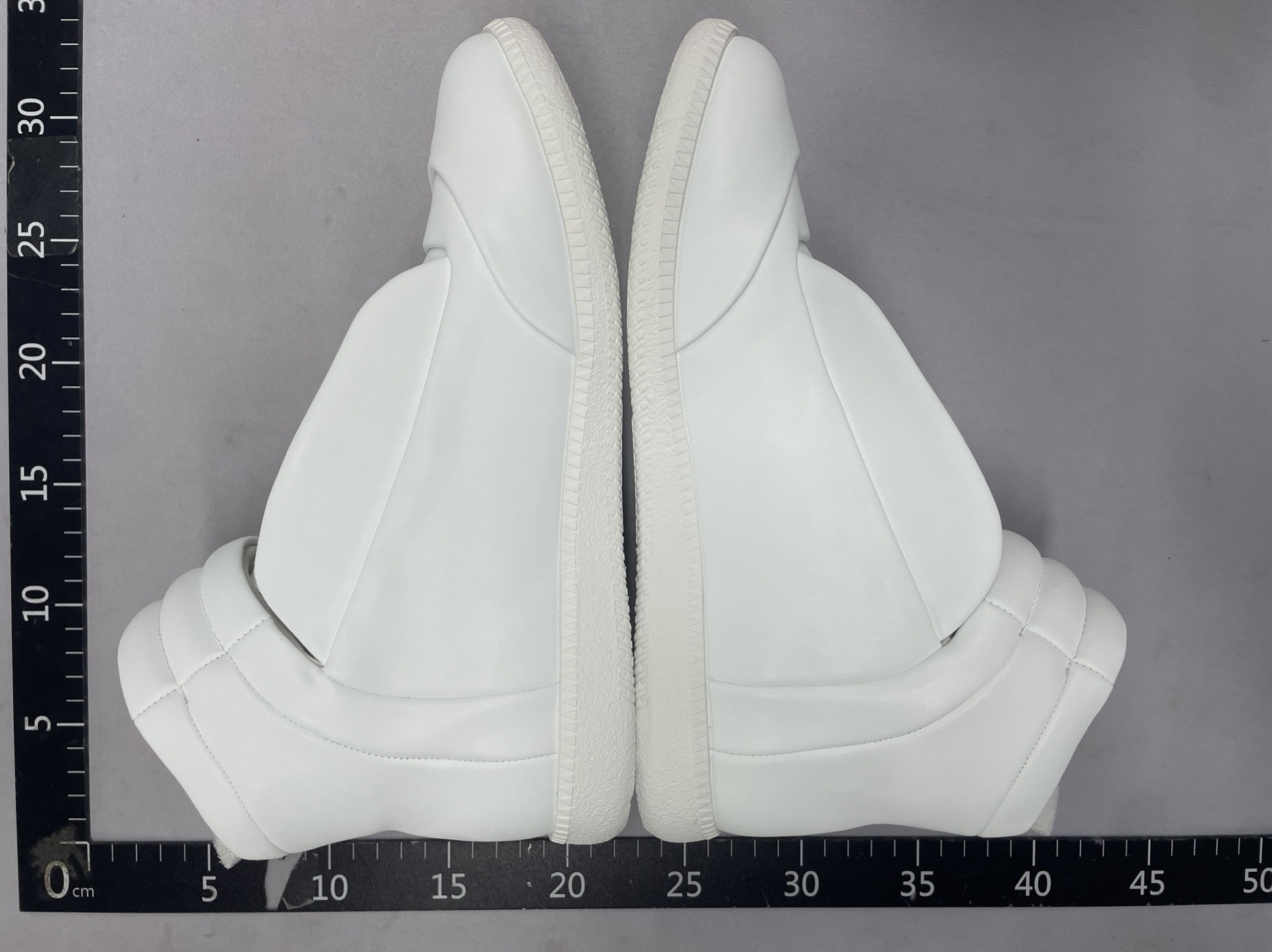 高帮低帮牛皮马丁靴休闲运动鞋 WhatsApp+86 158 8038 2382