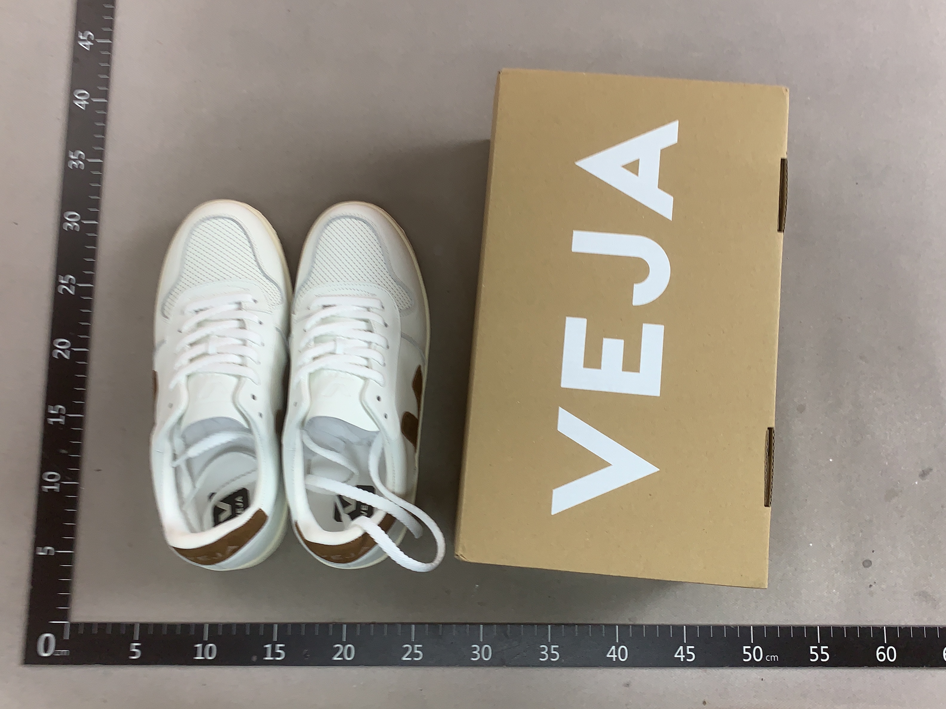 New v10 white sneakers, low-top skate shoes, unisex, versatile casual shoes, couple’s style, german army trainers, athletic shoes