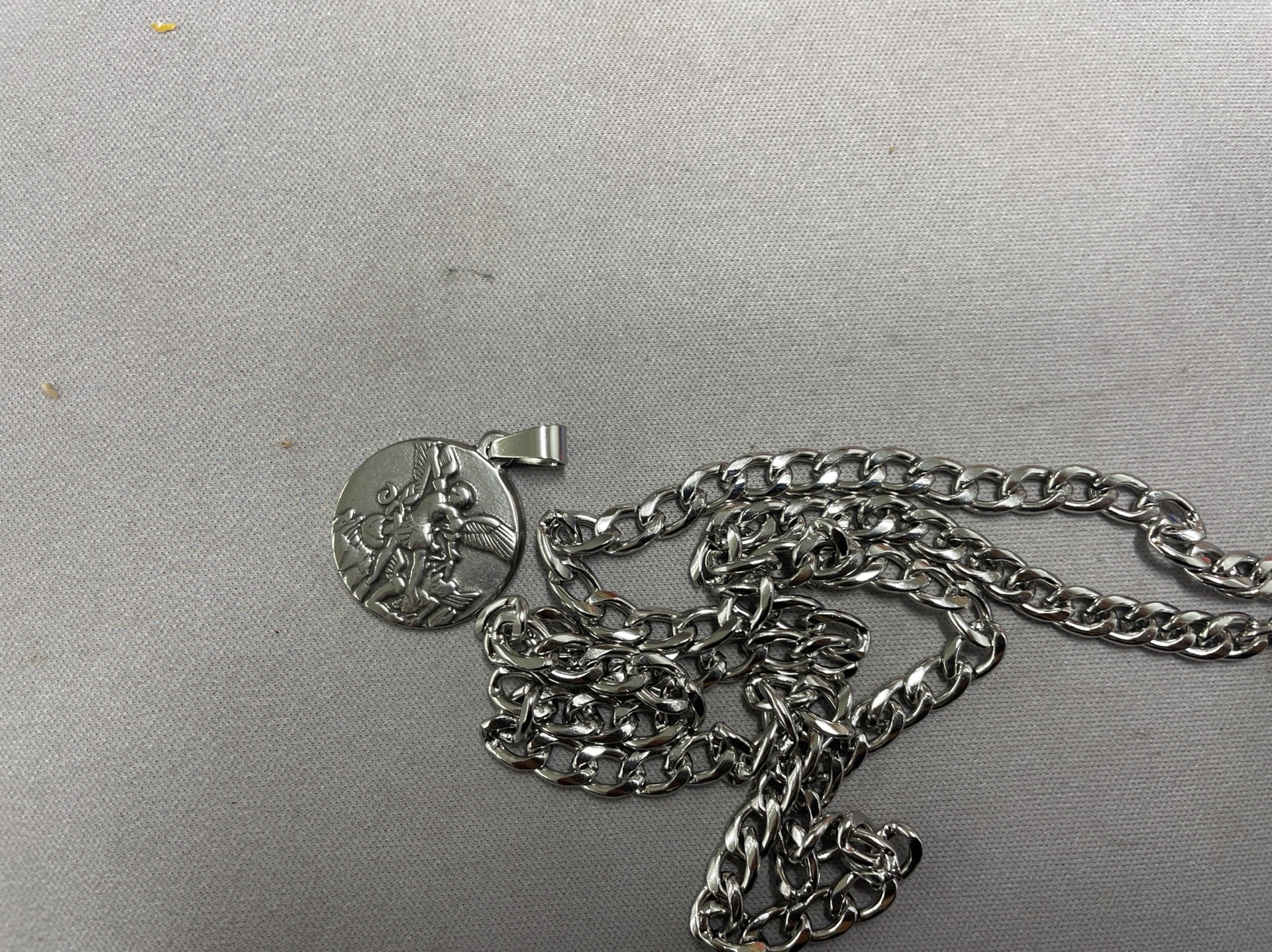 Vintage round saint michael the archangel stainless steel men’s and women’s medal necklace titanium steel pendant jewelry wholesale