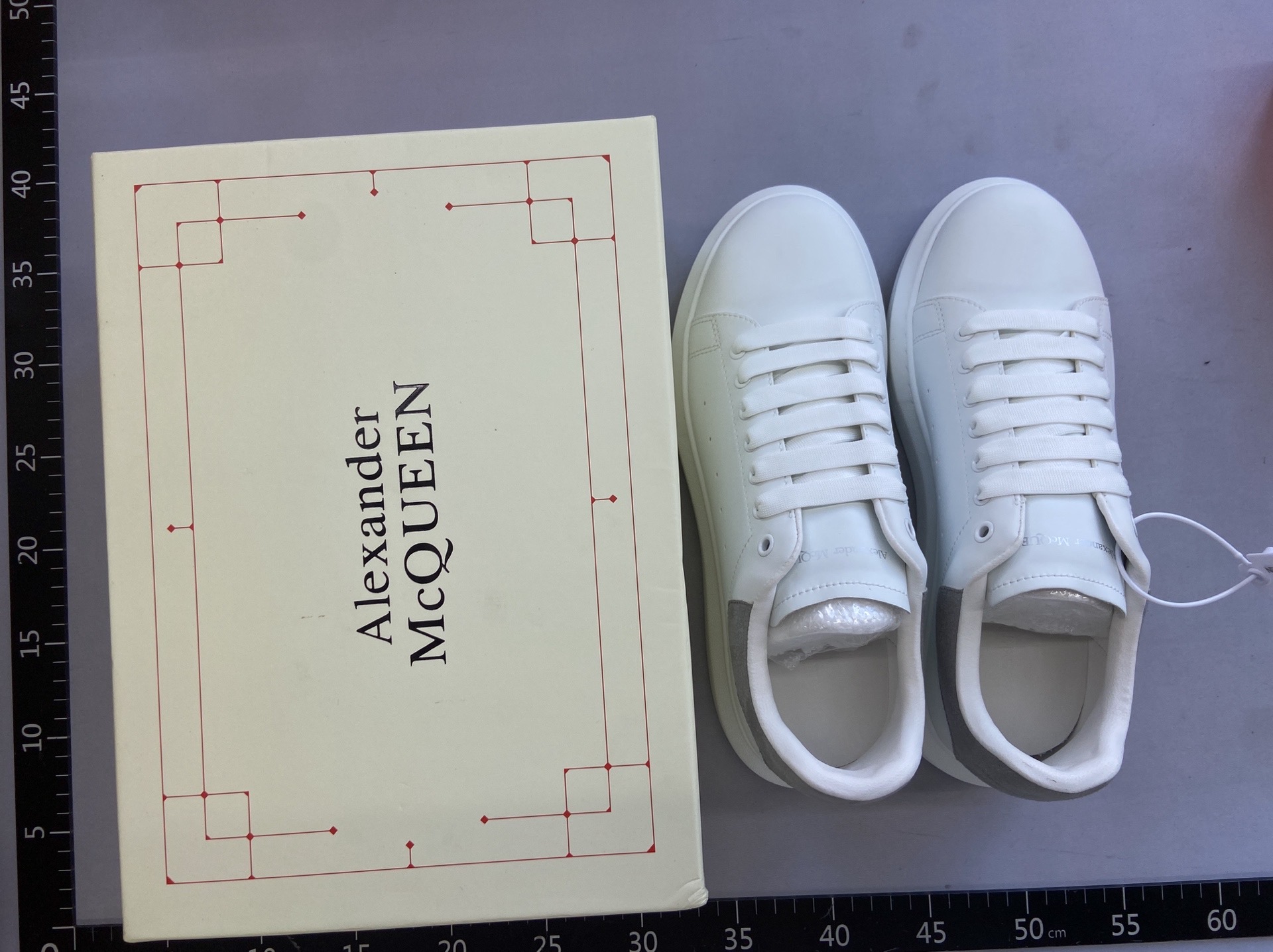 Factory first-hand guangdong goods alexander mcqueen white gray tail, original box and original label, complete accessories, inner test using goatskin material, latex insole, easiest for match height-increasing white shoes, alexander mcqueen oversized wide thick sole casual gray tail low ankle fashion sneakers