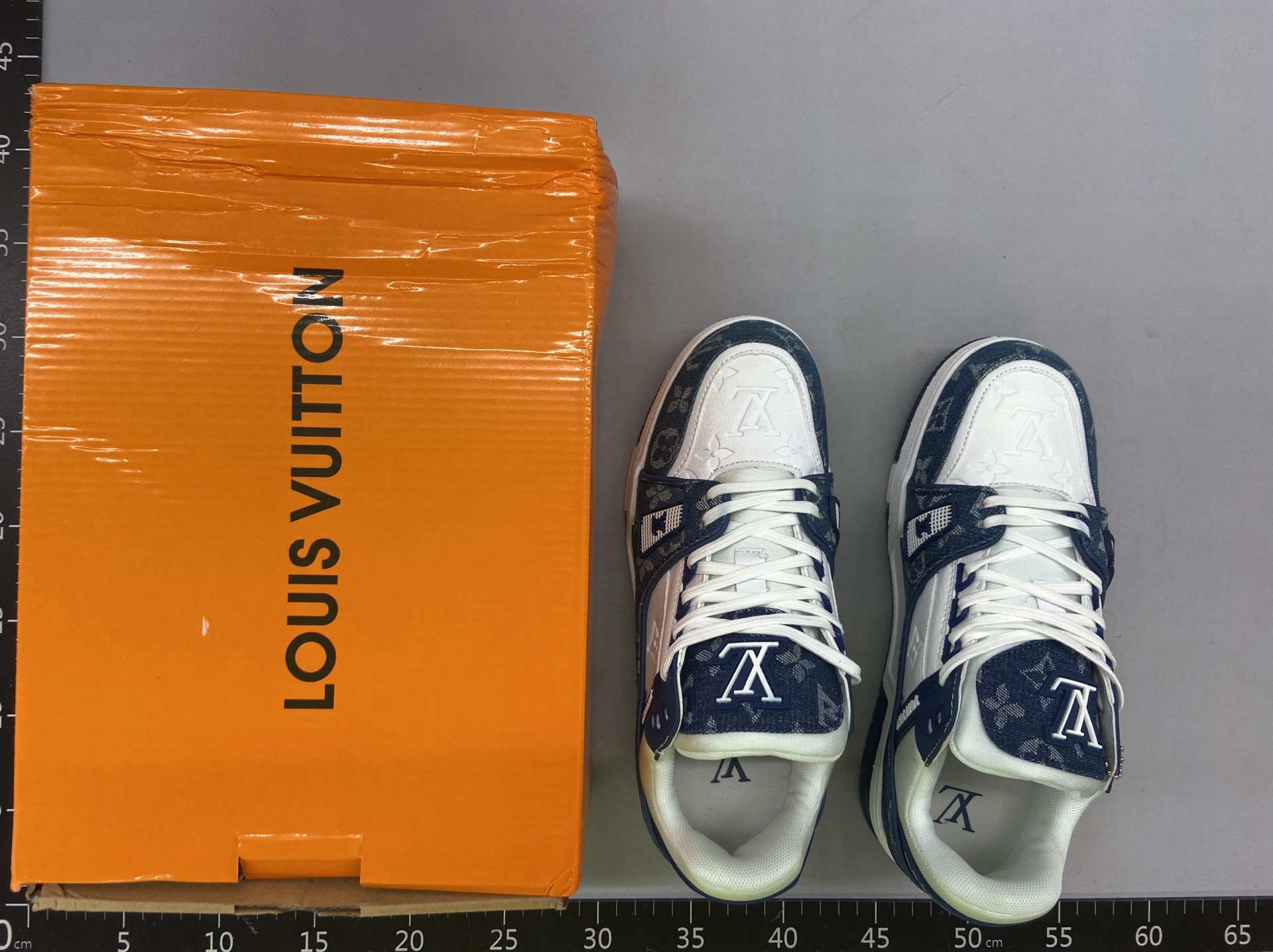 High-end lululemon-style “traine” denim sneakers, available in black and white, for men and women. these classic, comfortable casual shoes feature denim blue genuine leather accents
