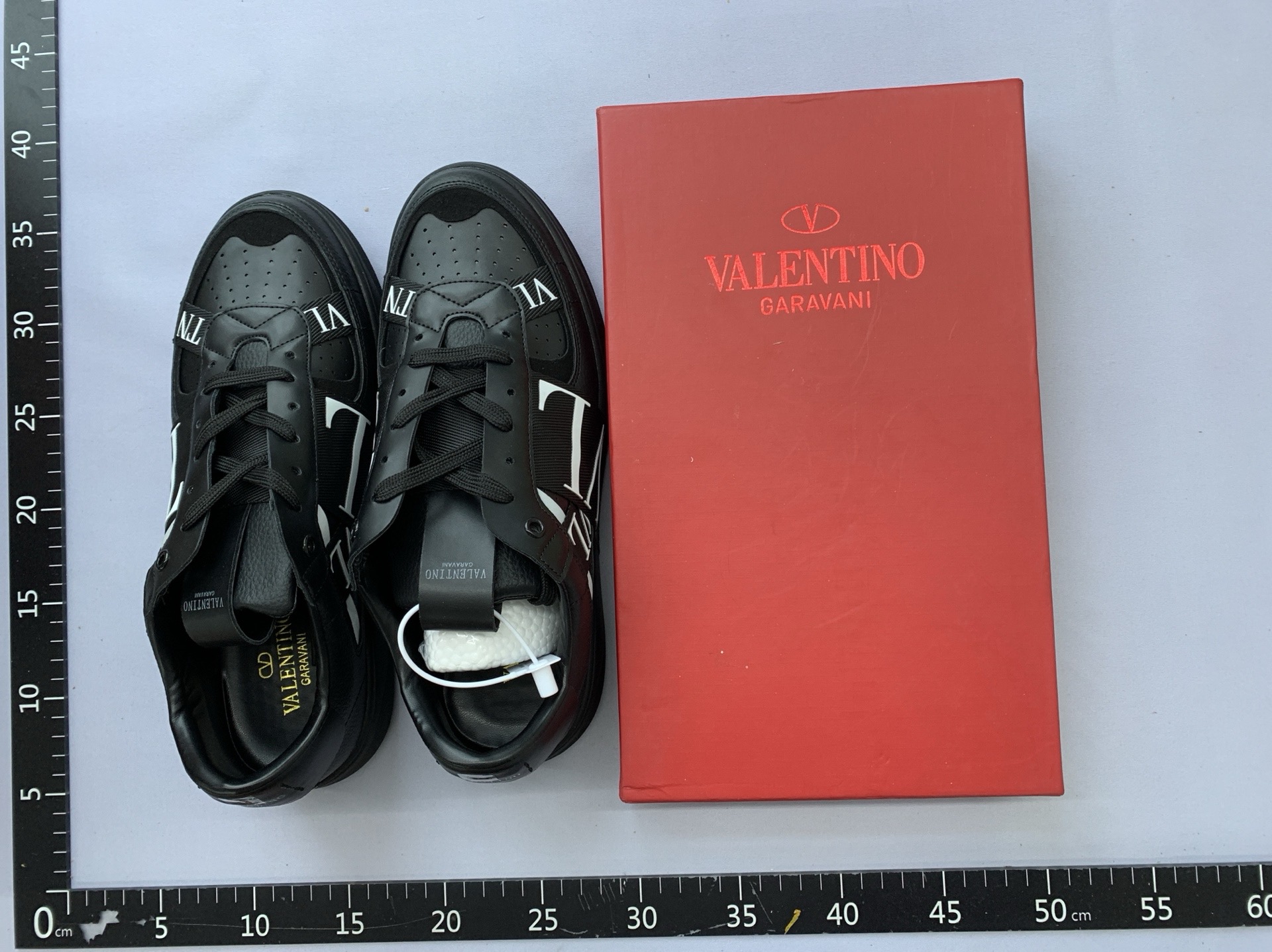 High-end white sneakers: breathable, versatile, casual flat sneakers with lace-up closure – unisex style for couples