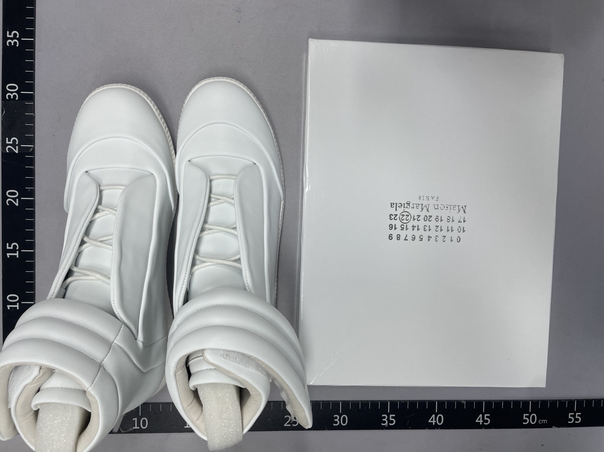 高帮低帮牛皮马丁靴休闲运动鞋 WhatsApp+86 158 8038 2382