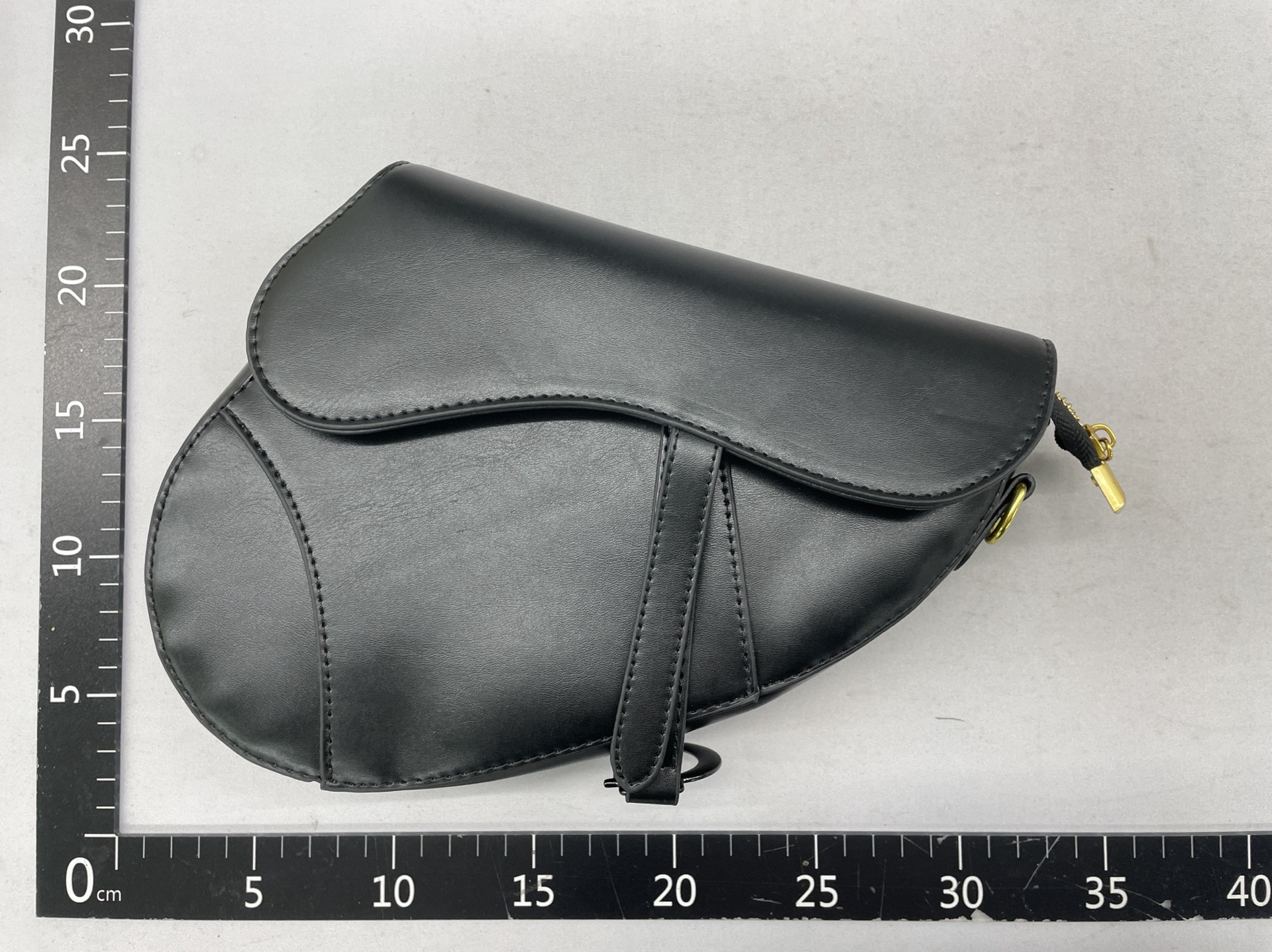 2026 new trendy white saddle bag – influencer style, wide strap handbag, underarm bag, fashionable shoulder & crossbody bag