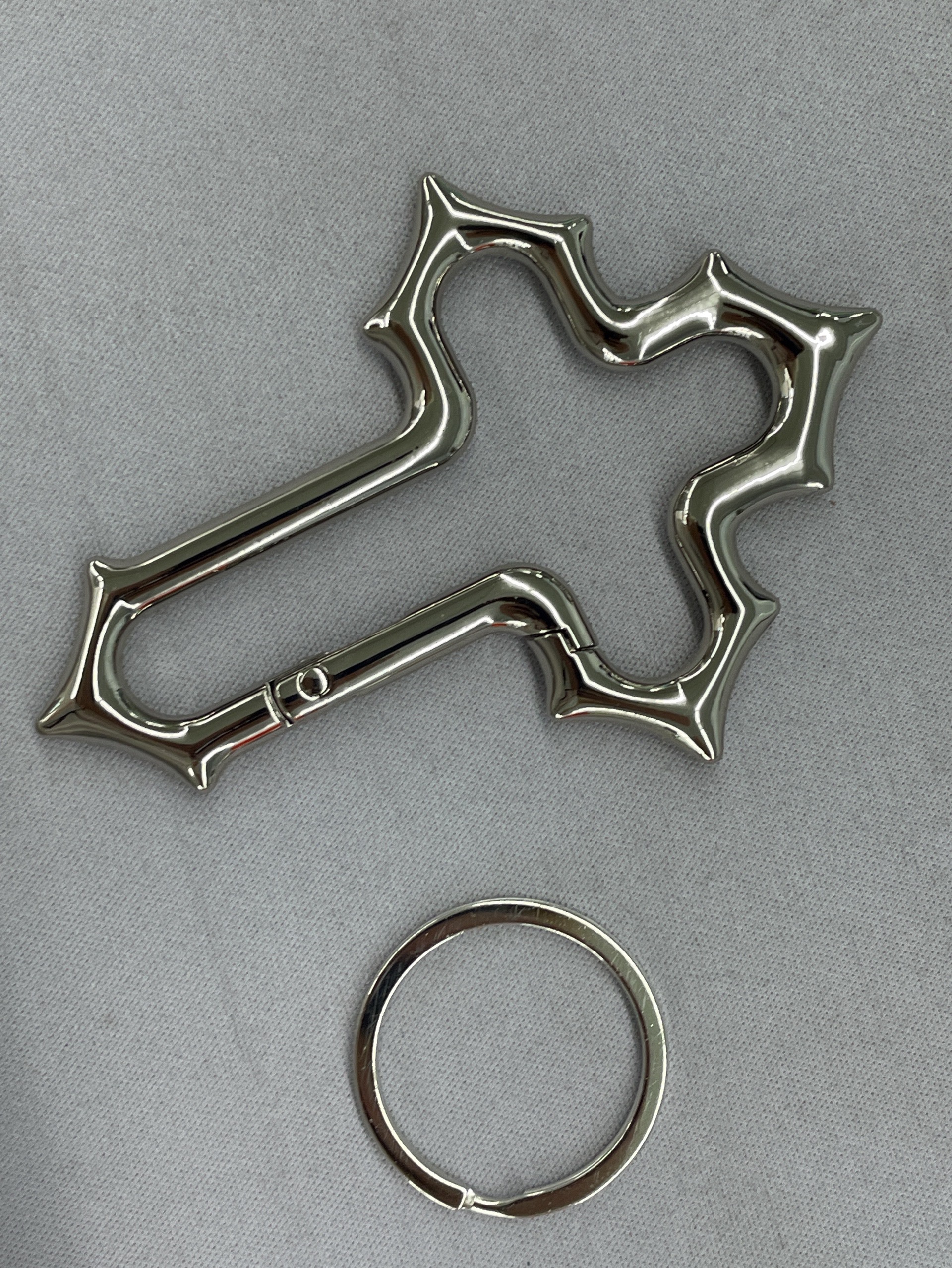 Cross zinc alloy five-pointed star metal oval keychain press opening spring buckle bag pendant hiking buckle