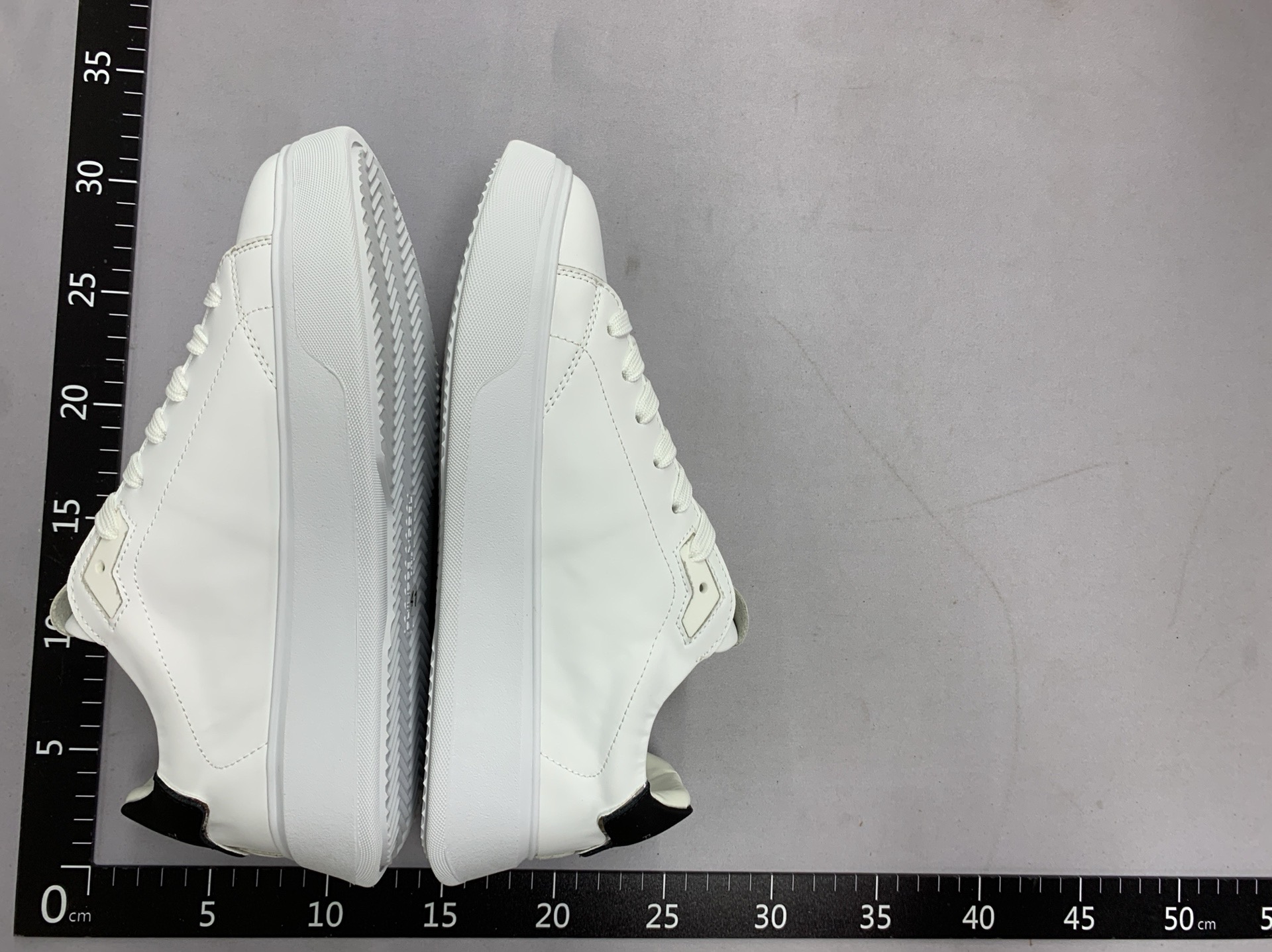 58    新款休闲运动鞋 WhatsApp+86 159 8088 5450