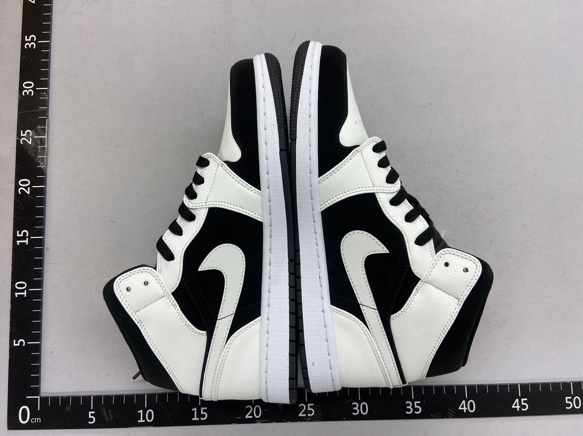 纯原头层 耐克Nike Air Jordan Mid AJ1 男女同款 反转黑白熊猫554724 113 乔丹1代中帮篮球鞋男鞋女鞋情侣鞋生日礼物男女旅游鞋 舒适透气防滑耐磨运动板鞋 复古经典百搭休闲