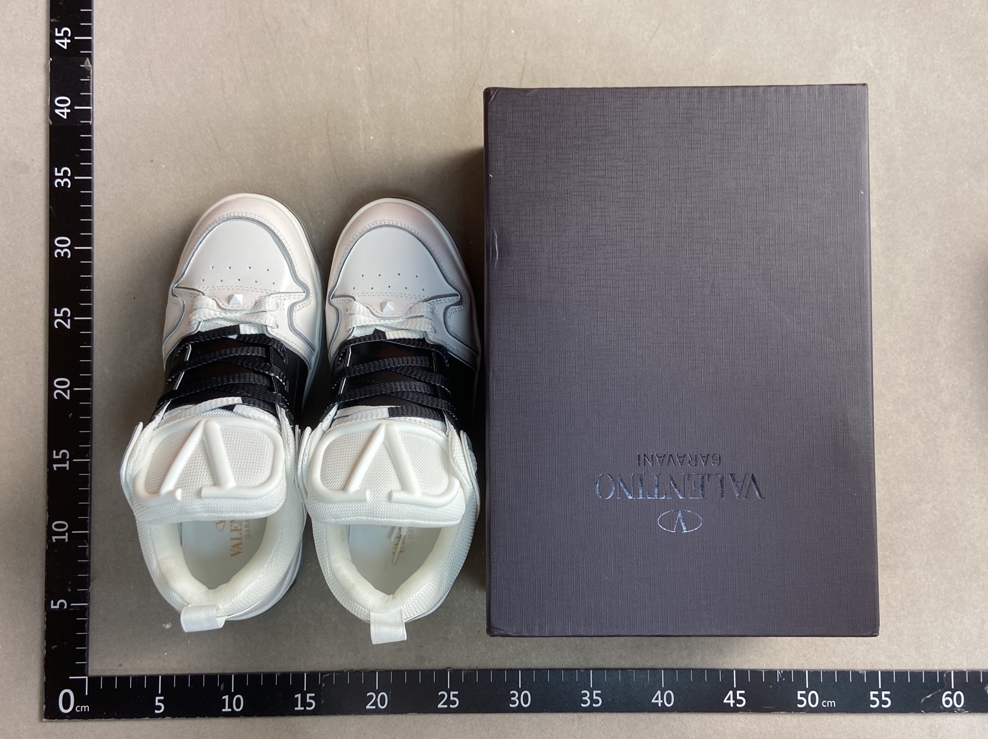 Tf25 – classic white sneakers: a versatile and stylish staple for all seasons. perfect for couples, casual wear, and sports. whatsapp: +86 159 8088 5450 (no returns or exchanges)