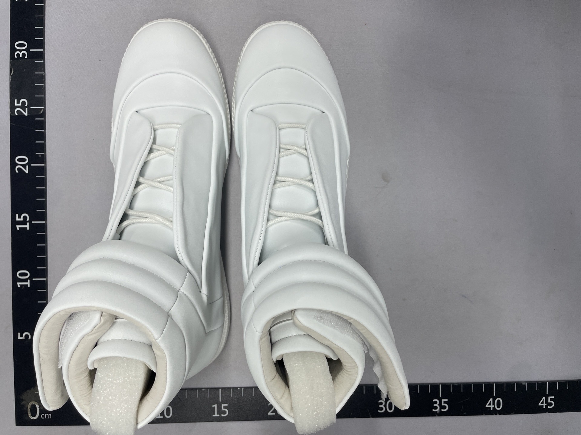 高帮低帮牛皮马丁靴休闲运动鞋 WhatsApp+86 158 8038 2382