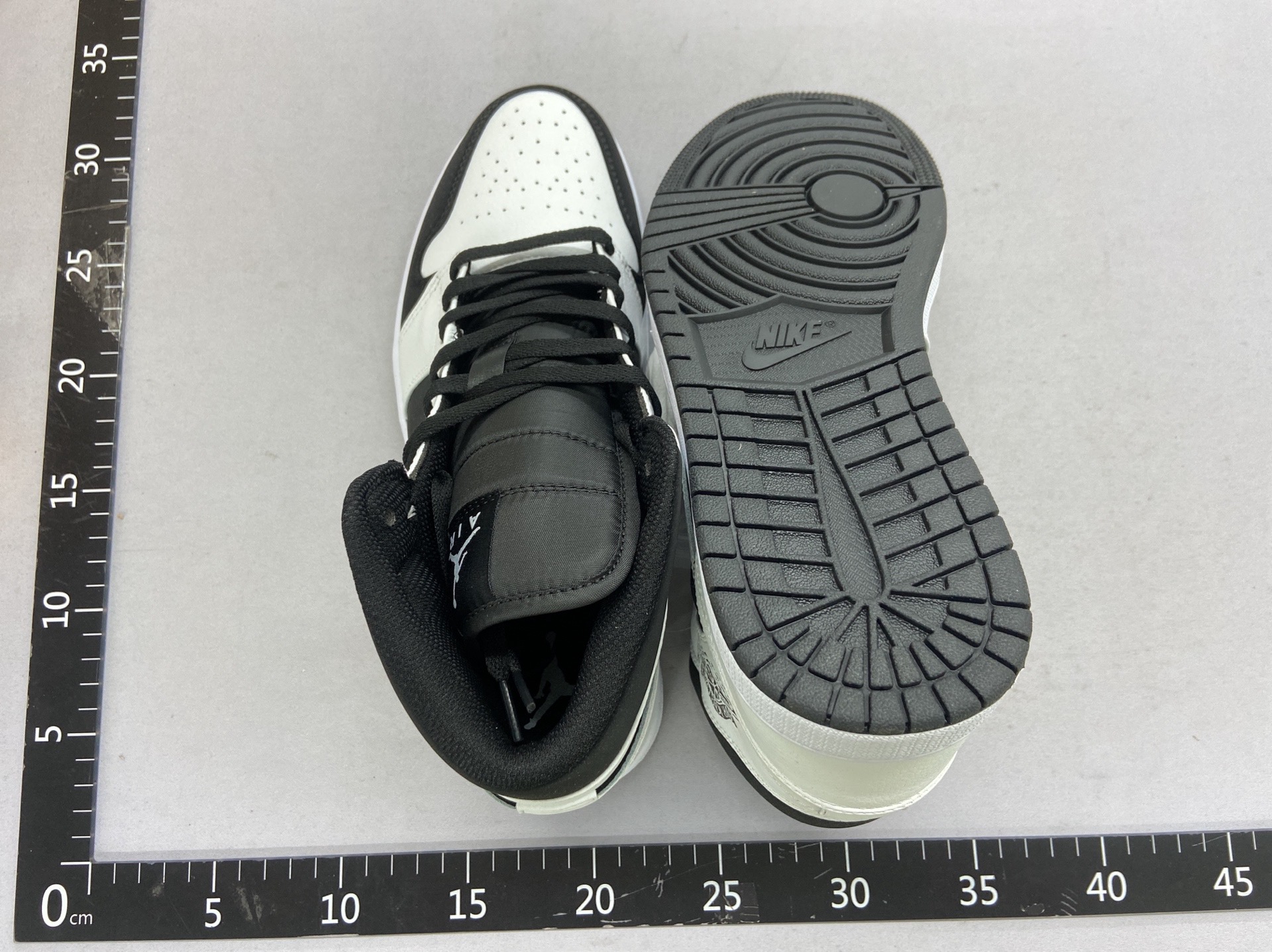纯原头层 耐克Nike Air Jordan Mid AJ1 男女同款 反转黑白熊猫554724 113 乔丹1代中帮篮球鞋男鞋女鞋情侣鞋生日礼物男女旅游鞋 舒适透气防滑耐磨运动板鞋 复古经典百搭休闲