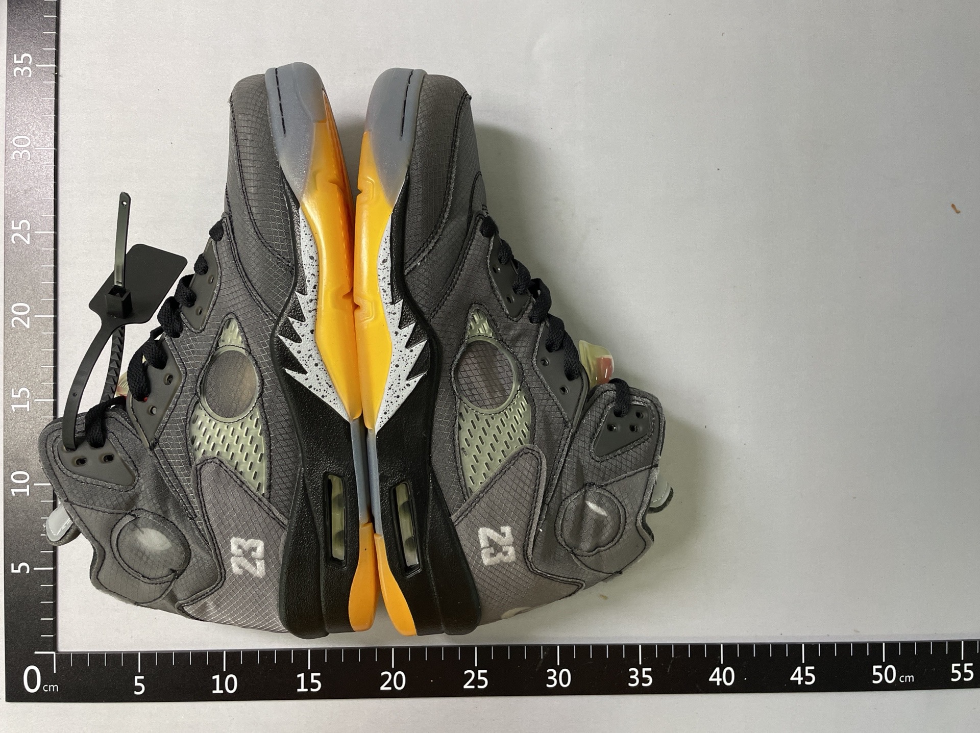 AJ5 OW联名篮球鞋