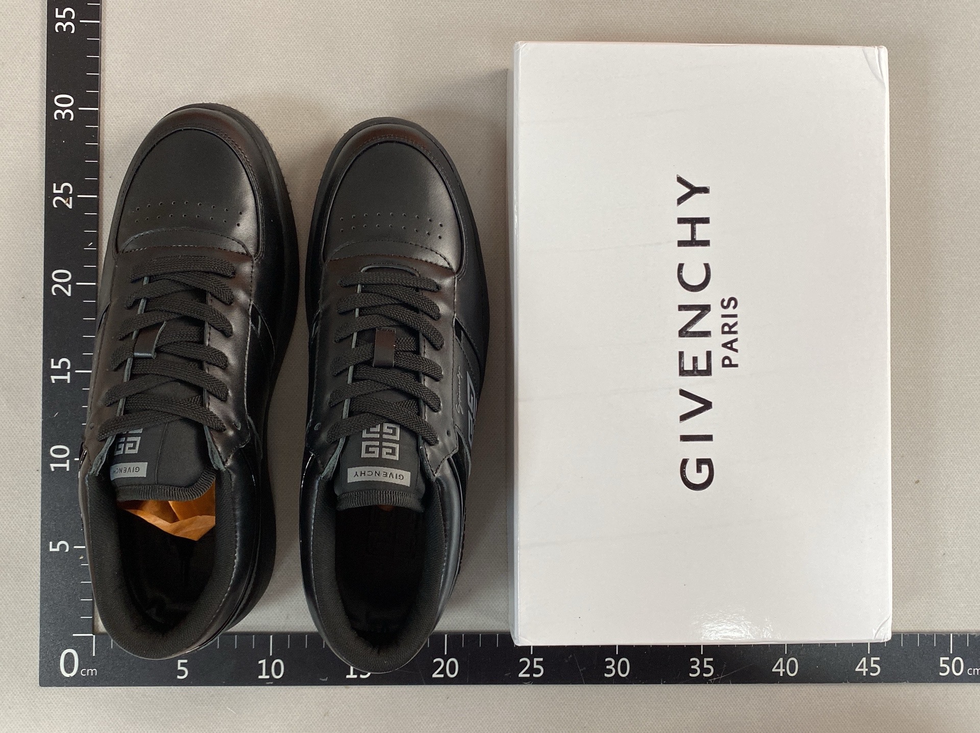Trendy new men’s casual sneakers: genuine leather, fashionable low-top, comfortable athletic shoes, minimalist, lightweight, and versatile white sneakers