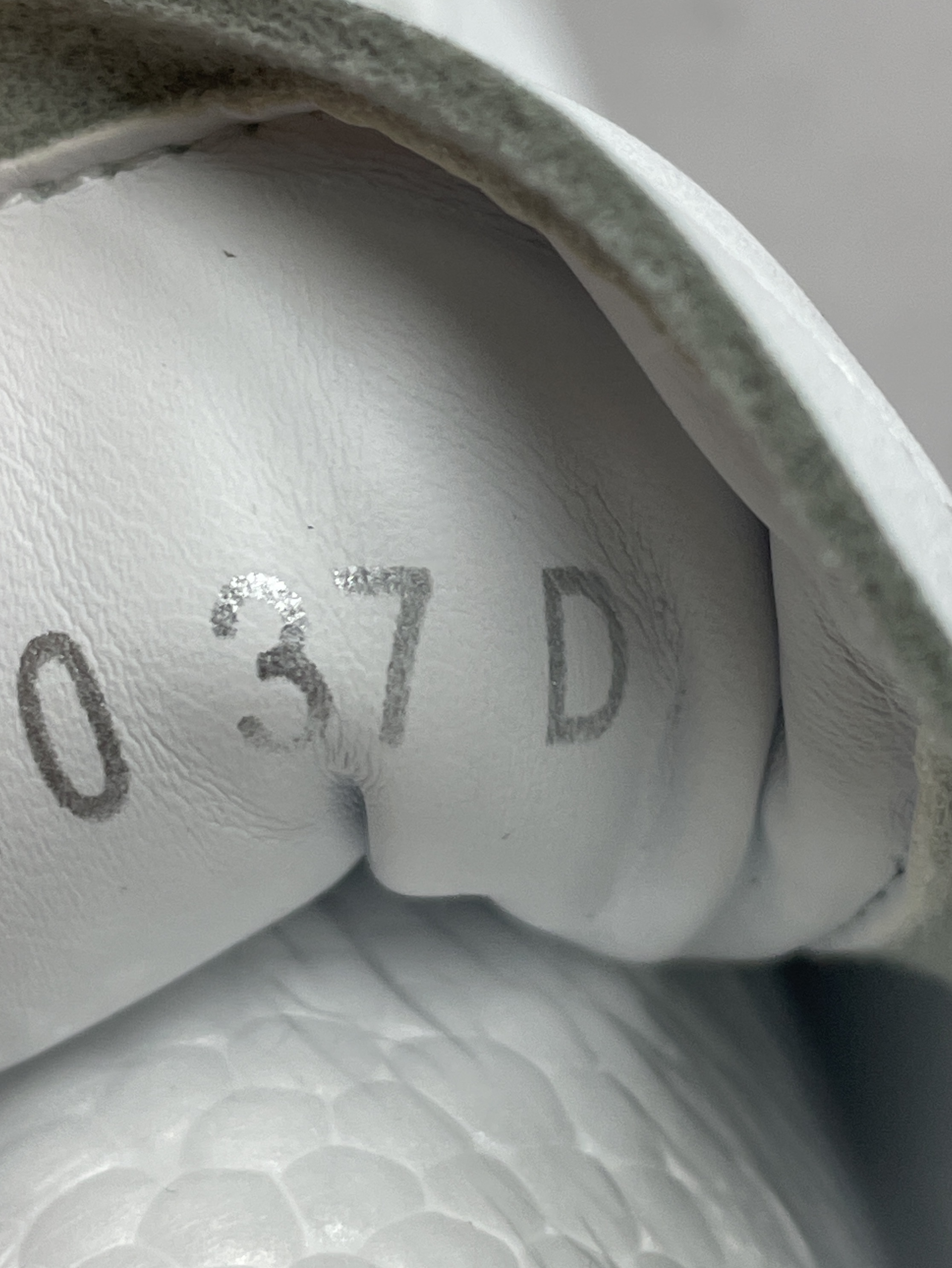 High-quality mcqueen white sneakers for cross-border e-commerce: unisex, height-increasing, trendy, versatile skate shoes/sneakers