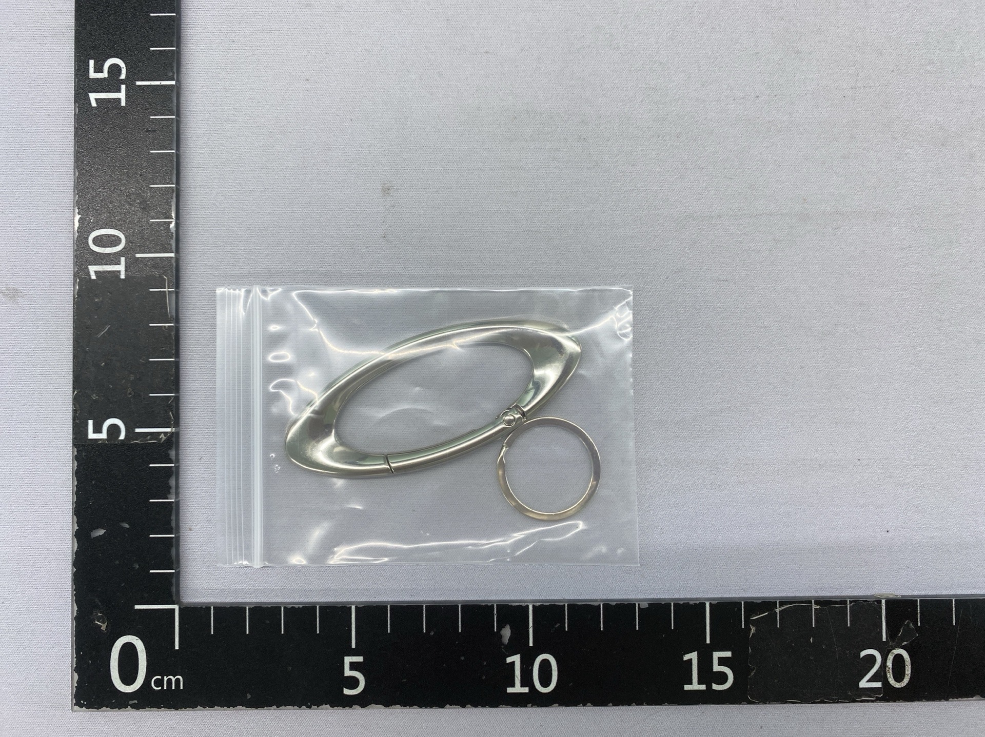 Cross-border five-pointed star metal hiking buckle star keychain oval zinc alloy press spring buckle bag pendant